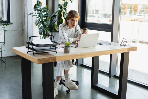 Tattooed Businesswoman Takeaway Drink Working Laptop Modern Office — Stock Photo, Image