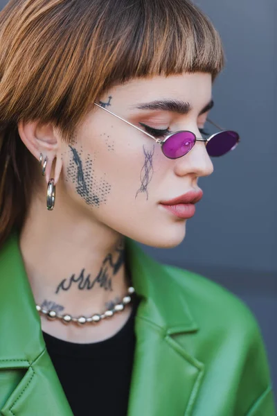 Närbild Tatuerad Kvinna Piercing Och Snygga Glasögon Utomhus — Stockfoto