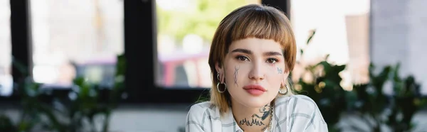 Joven Mujer Negocios Con Tatuaje Piercing Mirando Cámara Oficina Pancarta — Foto de Stock