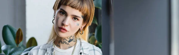 Ung Och Snygg Kvinna Med Tatuering Och Piercing Tittar Kameran — Stockfoto