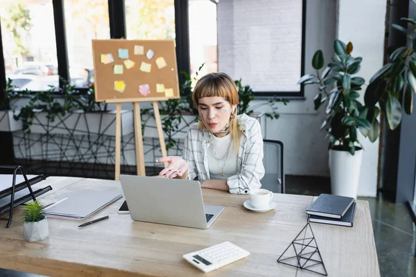 Young Tattooed Woman Pointing Hand Video Conference Laptop Modern Office — Stock Photo, Image