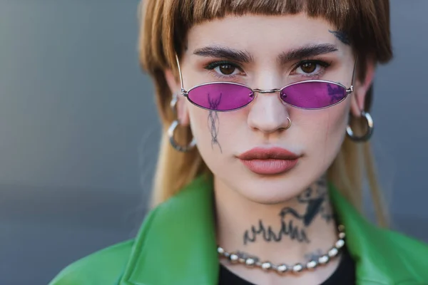 Porträtt Tatuerad Kvinna Trendiga Glasögon Tittar Kameran Utomhus — Stockfoto