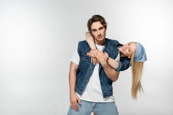 Glad Ung Kvinna Omfamna Mannen Denim Kläder Stående Isolerad Vit — Stockfoto