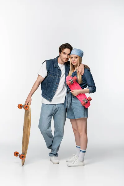 Trendy Couple Longboard Penny Board Embracing Looking Camera White — Stock Photo, Image