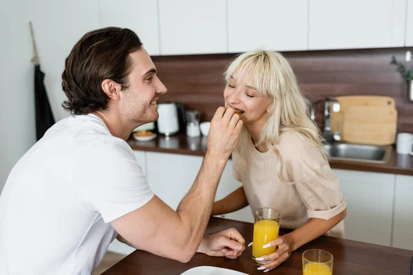 Homem Feliz Alimentando Namorada Com Croissant Saboroso — Fotografia de Stock