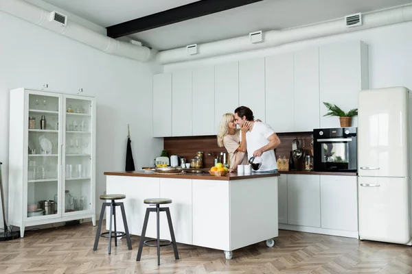 Mujer Feliz Abrazo Hombre Verter Café Taza Cerca Frutas — Foto de Stock