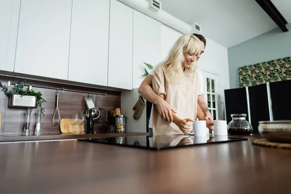 Casal Feliz Tomando Xícaras Café Cozinha — Fotografia de Stock