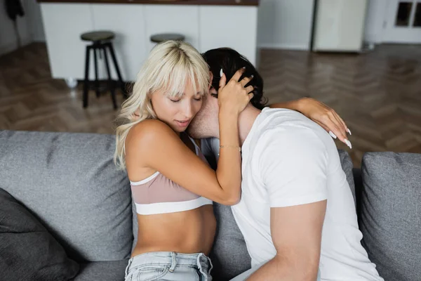 Ung Man Kysser Halsen Blond Kvinna Med Slutna Ögon Vardagsrummet — Stockfoto
