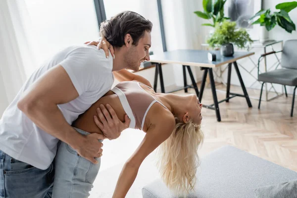 Homem Alegre Flexão Mulher Enquanto Dança Sala Estar — Fotografia de Stock