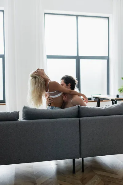 Hombre Sin Camisa Besos Rubia Apasionada Mujer — Foto de Stock