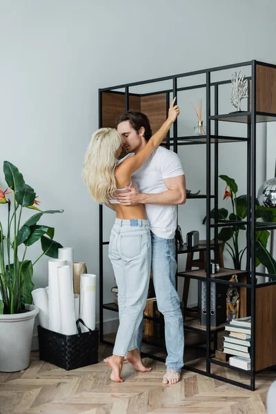 Full Length Blonde Woman Hugging Man Closed Eyes Rack Living — Stock Photo, Image