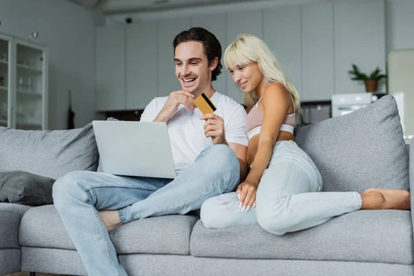Cheerful Man Holding Credit Card Girlfriend While Looking Laptop Doing — Stock Photo, Image