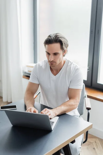 일하는 프리랜서 가집에서 일하는 노트북으로 타자를 — 스톡 사진