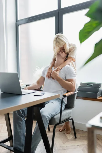 Happy Woman Hugging Smiling Boyfriend Sitting Desk While Working Home — Stock Photo, Image