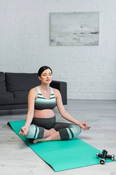 Hezká Těhotná Žena Meditující Lotosu Póza Zavřenýma Očima Obývacím Pokoji — Stock fotografie