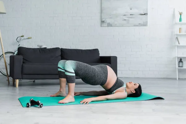 Mujer Embarazada Ropa Deportiva Practicando Puente Posan Sobre Esterilla Yoga —  Fotos de Stock