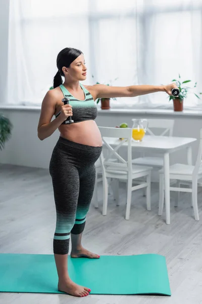 Mujer Embarazada Descalza Entrenando Con Pesas Mientras Está Pie Colchoneta — Foto de Stock