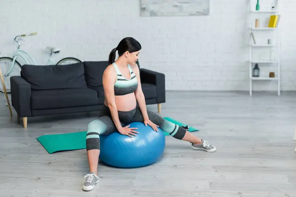 Brunette Pregnant Woman Sportswear Exercising Fitness Ball Living Room — Stock Photo, Image