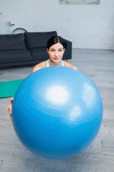 Pretty Brunette Woman Looking Camera While Training Fitness Ball — Stock Photo, Image