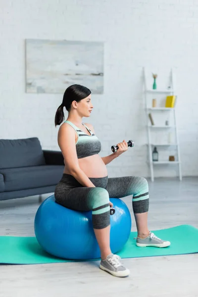 Jovem Mulher Grávida Trabalhando Com Halteres Bola Fitness Sala Estar — Fotografia de Stock