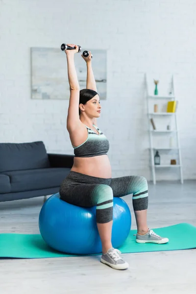 Mujer Embarazada Joven Sentada Pelota Fitness Entrenamiento Con Pesas Casa —  Fotos de Stock