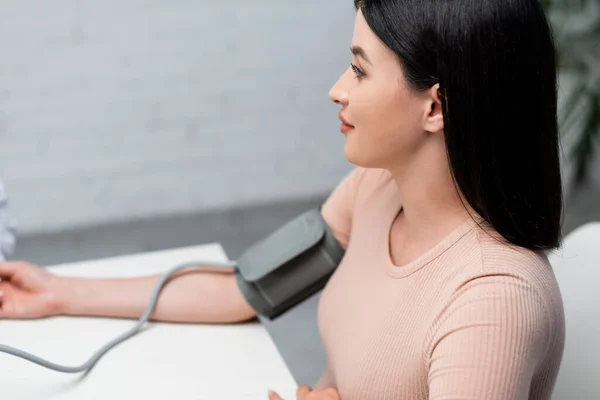 Brunette Woman Measuring Blood Pressure Tonometer Clinic — Stock Photo, Image