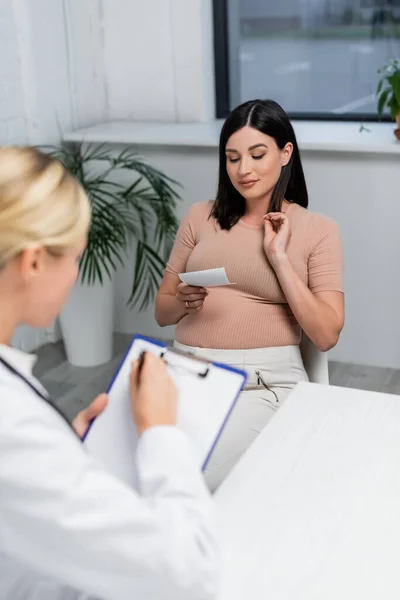 Blurred Doctor Writing Prescription Clipboard Pregnant Woman — Stock Photo, Image