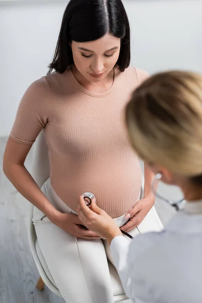 Blurred Doctor Examining Tummy Pregnant Woman Consulting Room — Stock Photo, Image