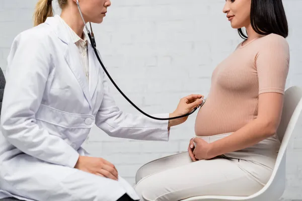 Gedeeltelijk Zicht Van Zwangere Vrouw Arts Die Haar Buik Onderzoekt — Stockfoto