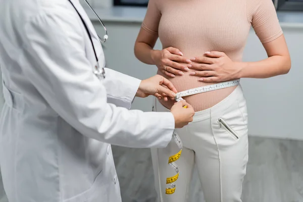 Vista Recortada Mujer Embarazada Cerca Del Médico Midiendo Vientre Clínica —  Fotos de Stock