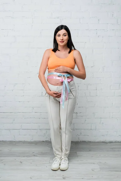 Jonge Zwangere Vrouw Staan Buurt Van Witte Muur Aanraken Van — Stockfoto