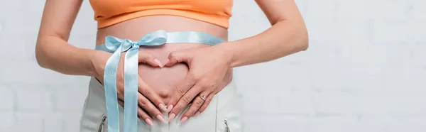 Gedeeltelijk Zicht Zwangere Vrouw Maken Hart Symbool Met Handen Buik — Stockfoto