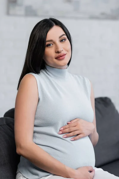 Young Pregnant Woman Smiling Camera Couch Living Room — Stock Photo, Image