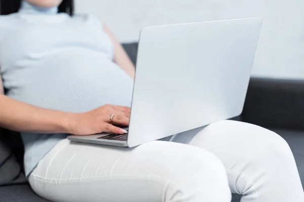 Bijgesneden Weergave Van Wazig Zwangere Vrouw Typen Laptop Thuis — Stockfoto