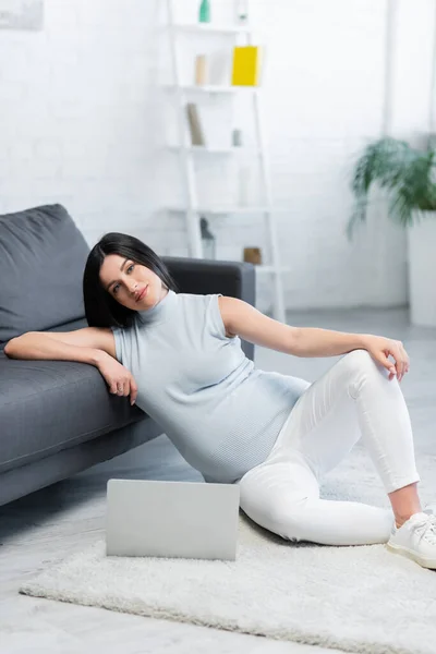 Mujer Embarazada Sonriente Mirando Cámara Mientras Está Sentado Suelo Cerca — Foto de Stock