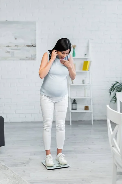 Amazed Pregnant Woman Estimating Body Weight Floor Scales Home — Stock Photo, Image