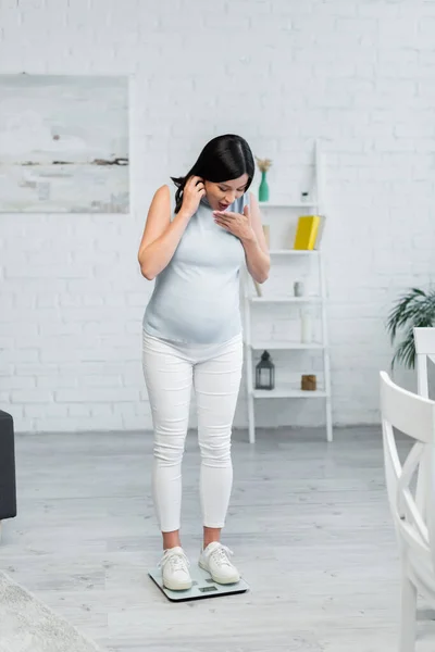 Förvånad Gravid Kvinna Uppskatta Kroppsvikt Golv Skalor Hemma — Stockfoto