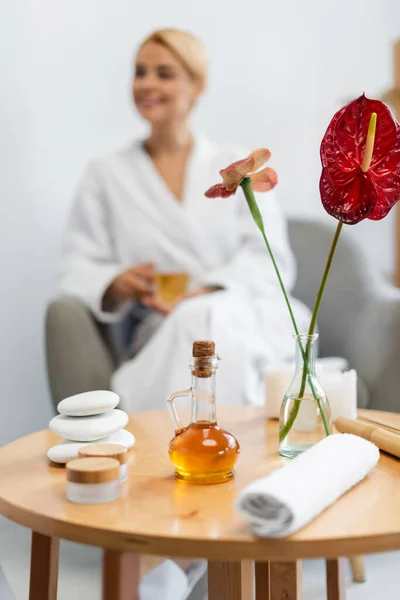 Massageverktyg Nära Växter Vas Nära Suddig Klient — Stockfoto