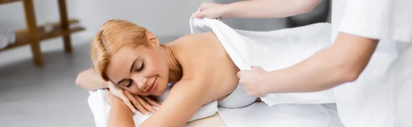 Massagista Cobrindo Volta Cliente Satisfeito Mesa Massagem Banner — Fotografia de Stock