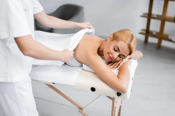 Massagista Cobrindo Volta Cliente Satisfeito Mesa Massagem — Fotografia de Stock