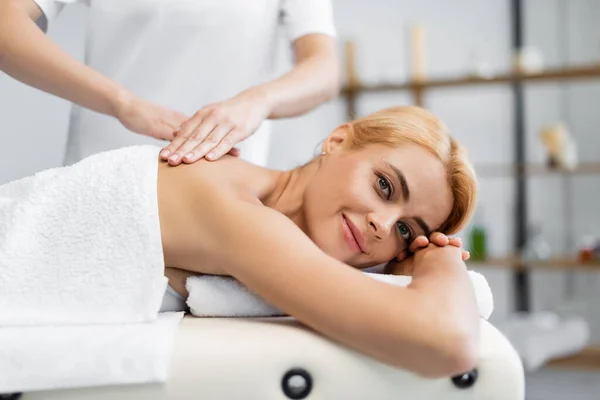 Masseur Tut Schultermassage Glücklichen Kunden Auf Massagetisch — Stockfoto