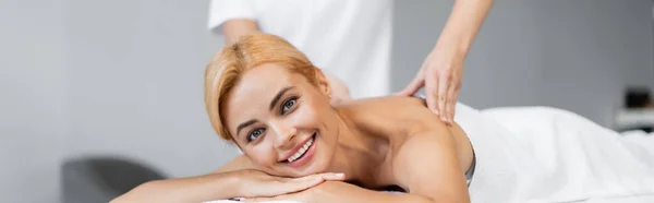 Massör Gör Axelmassage Till Leende Kund Spa Center Banner — Stockfoto