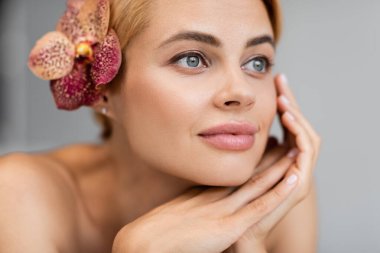 Sarışın, orkide saçlı, spa merkezinde bir kadın. 