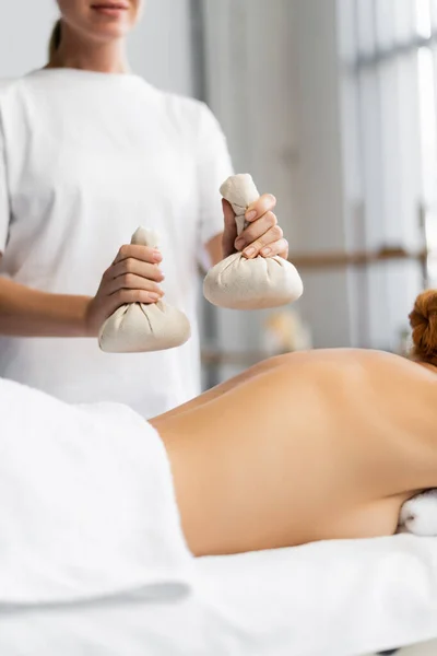 Vista Cortada Massagista Segurando Sacos Ervas Fazer Massagem Cliente Mesa — Fotografia de Stock