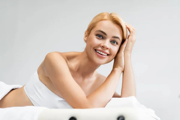 Glücklich Blond Client Liegend Auf Massagetisch — Stockfoto