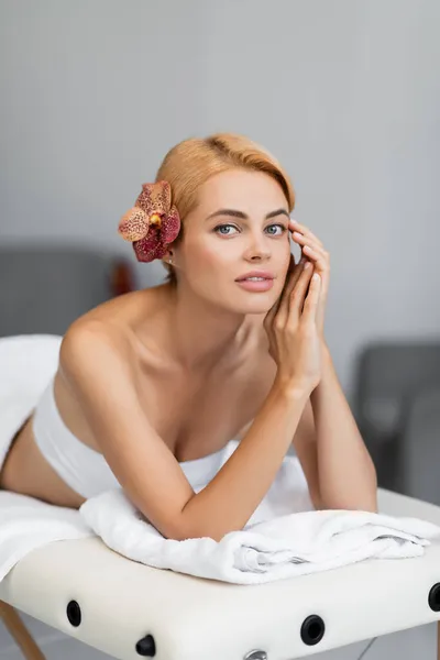 Vacker Blond Klient Med Tropisk Blomma Håret Ligger Massage Bord — Stockfoto