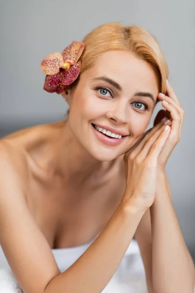 Mujer Rubia Feliz Con Orquídea Pelo Sonriendo Centro Spa — Foto de Stock