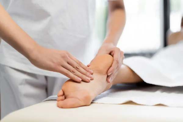 Bijgesneden Weergave Van Masseur Doen Voet Massage Wazig Klant Spa — Stockfoto