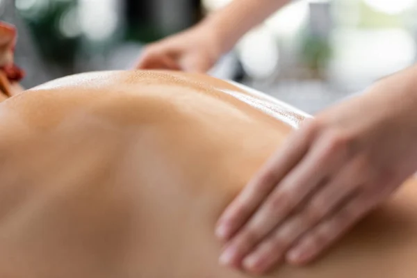 Abgeschnittene Ansicht Des Masseurs Der Massageöl Den Rücken Des Kunden — Stockfoto