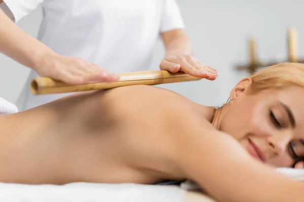 Massagista Profissional Massageando Volta Cliente Satisfeito Com Bambu Stick — Fotografia de Stock